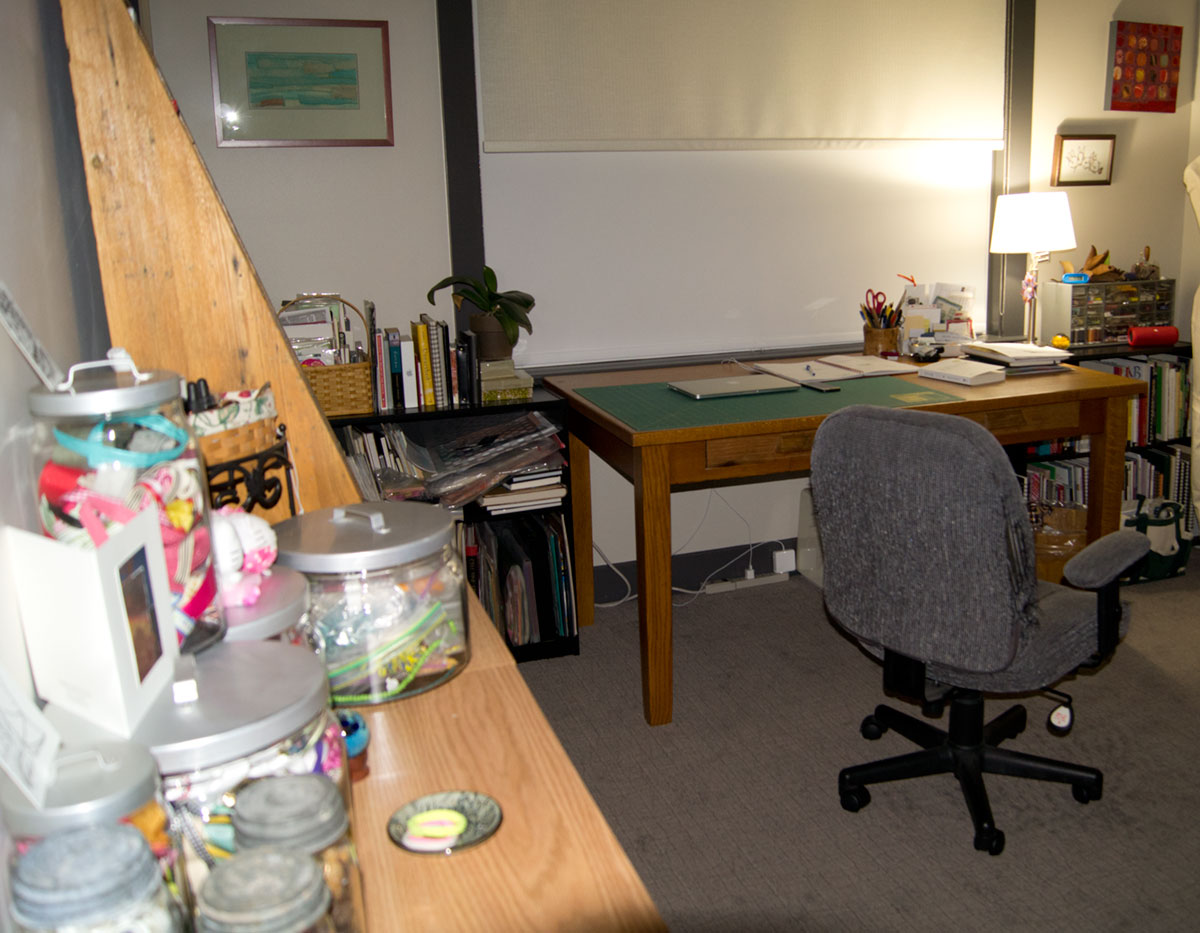 © 2017 Louise Levergneux, Dana's studio is quiet for the moment while Dana's settling in Nashville after living in Texas—home for her soul for 46 years and 17 years in Utah developing her art work.