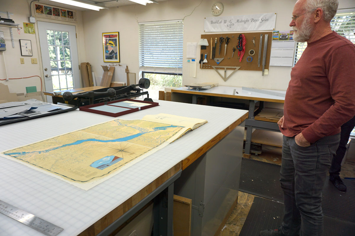 © 2017 Louise Levergneux, Craig Jensen talking about the process of binding Lac des Pleurs