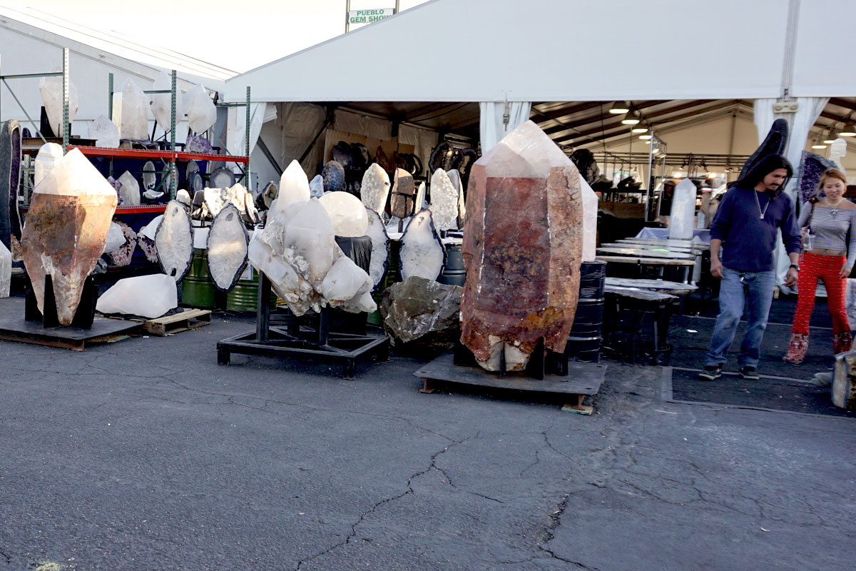© 2018 Louise Levergneux. Tucson Gem Show, look at the sizes of these gems! / Le Salon de pierres précieuses à Tucson, regardez les tailles des pierres précieuses !