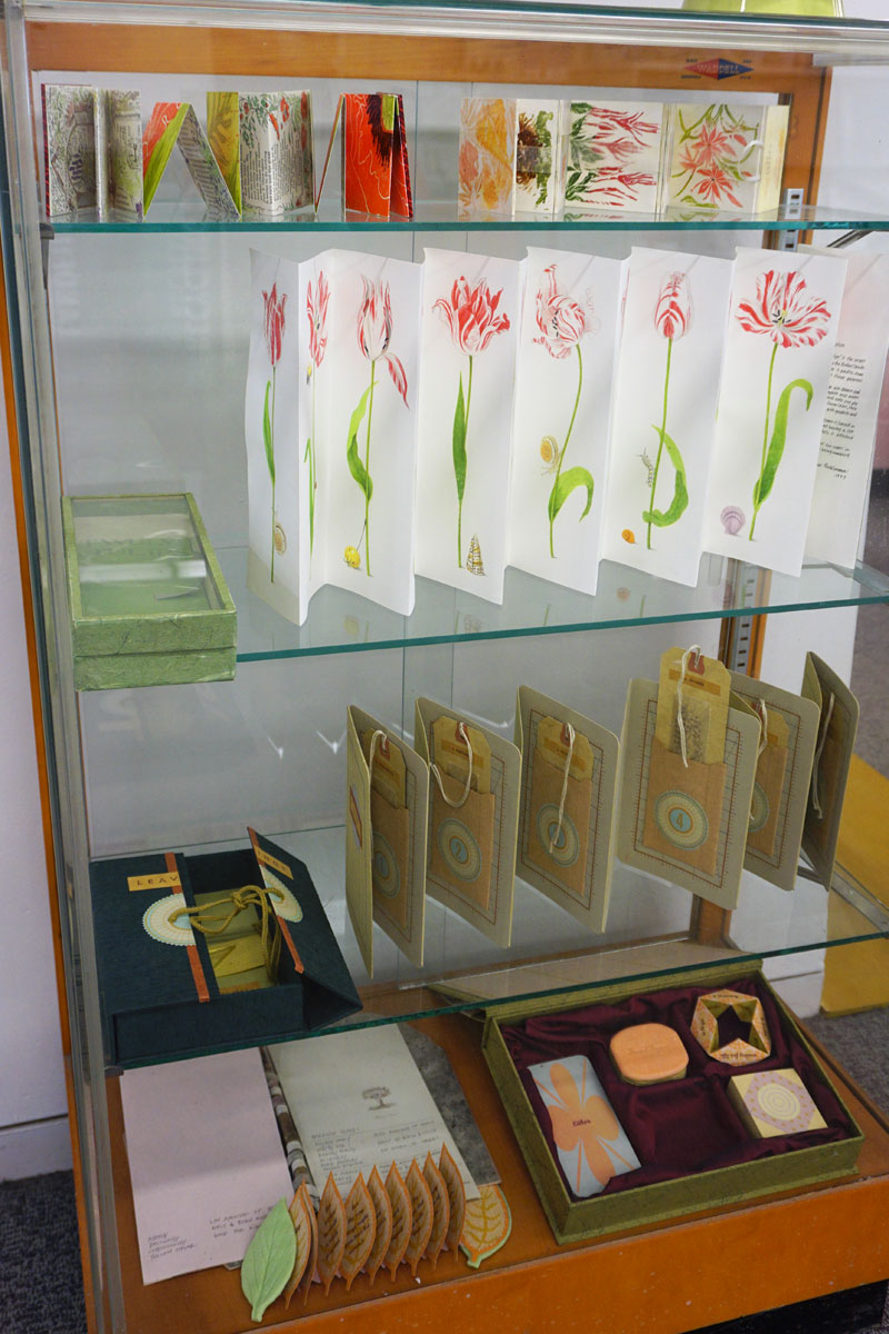 © 2018 Louise Levergneux, display of artists' books at the DAAP Library of the University of Cincinnati. A book by JoAnna Poehlmann attracted me with its delicate detail of a tulip, just gorgeous! On the last shelf is the Bon Bon Mots of Julie Chen.
