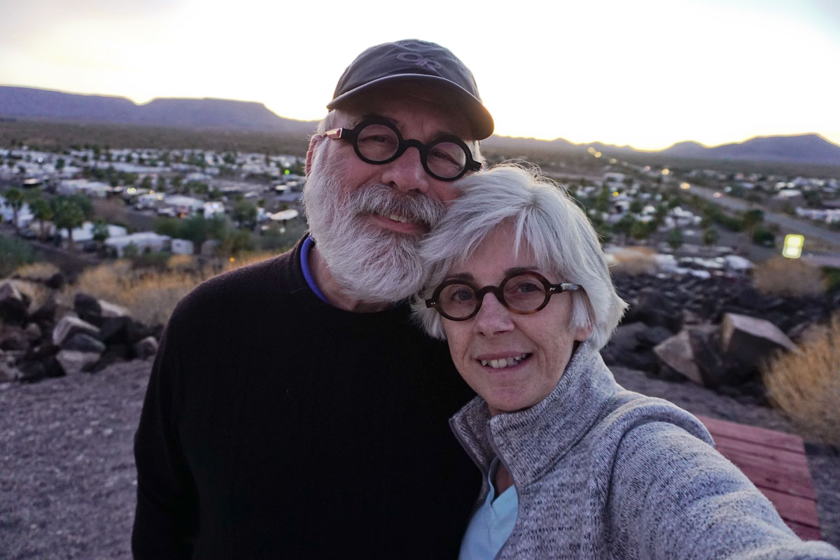 © 2018 Louise Levergneux. Sunset in January at the Desert Gold Resort in Quartzite, Arizona. / Un coucher de soleil en janvier au Desert Gold Resort à Quartzite, Arizona.