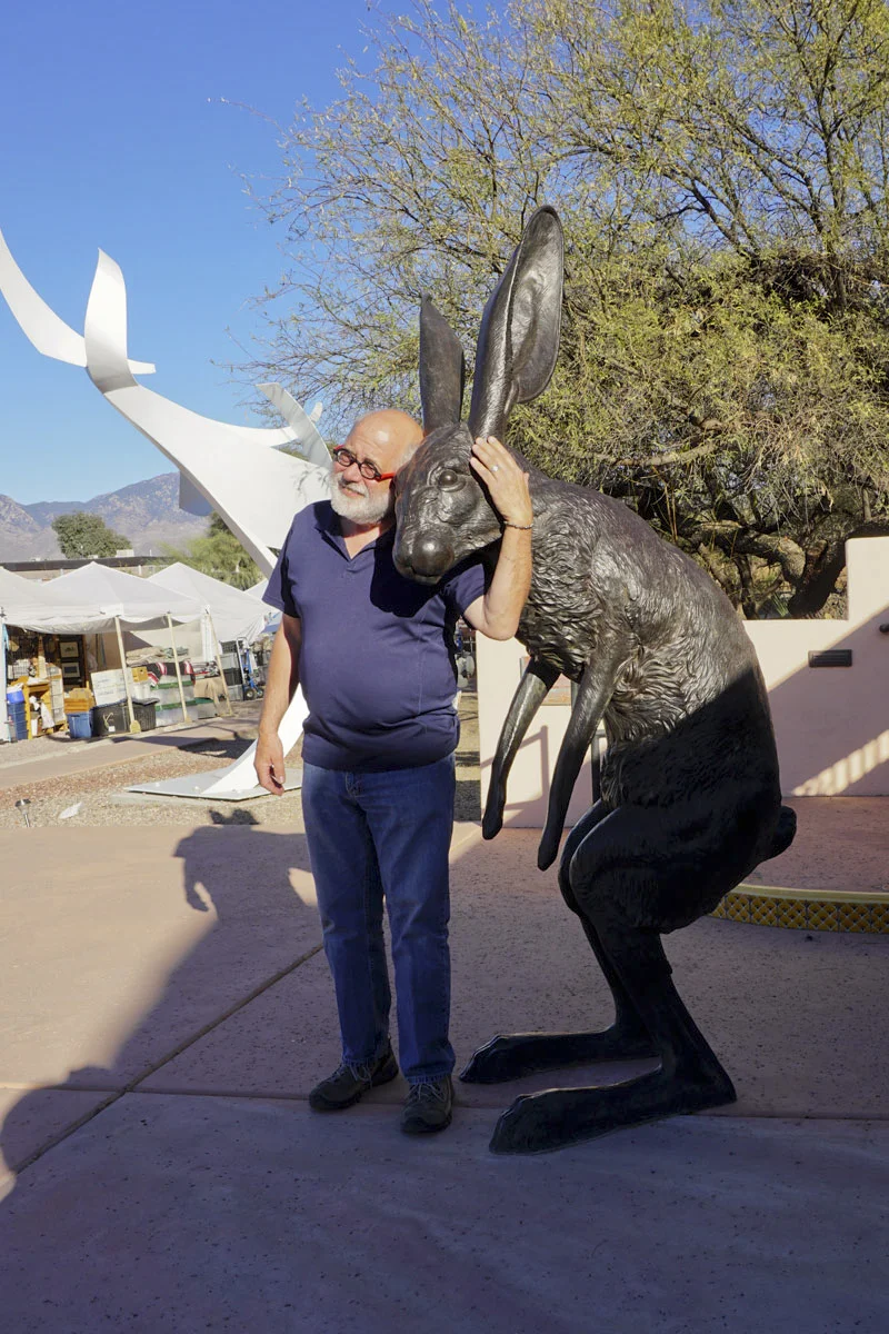 © 2018 Louise Levergneux. Michael making friends at the Art Festival in Tubac, Arizona. / Michael en train de se faire un ami au festival d’art à Tubac, Arizona.