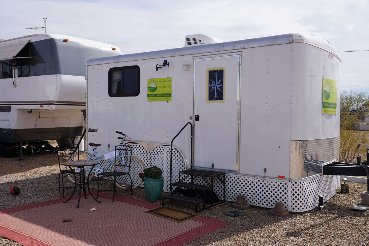 © 2018 Louise Levergneux. Angel's work trailer, Wirled Traveler Massage, Tucson, Arizona. / La caravane de travail d’Angel, Wirled Traveler Massage, Tucson, Arizona.