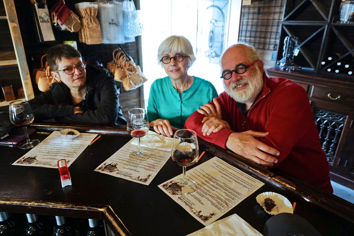 © 2018 Javelina attendent. Javelina Wine Tasting, Sedona, Arizona. / Une dégustation de vins au vignoble Javelina, Sedona, Arizona.