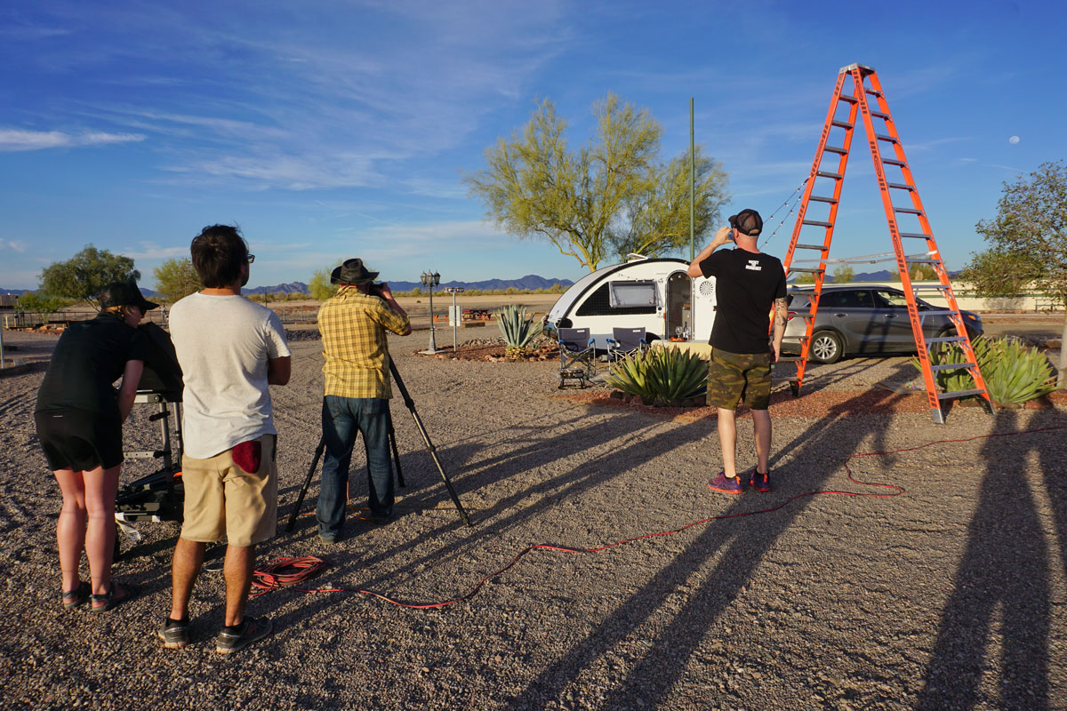 © 2018 Louise Levergneux. Photoshoot with Jeff Dow and crew for the KOA magazine in Gila Bend, Arizona. / Une séance de photo avec Jeff Dow et son équipage pour le magazine KOA à Gila Bend, Arizona.