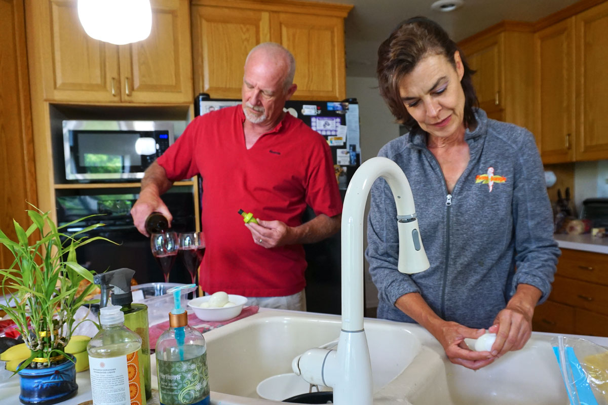© 2018 Louise Levergneux. Marty and Linda preparing our supper. / Marty et Linda qui préparent notre repas.