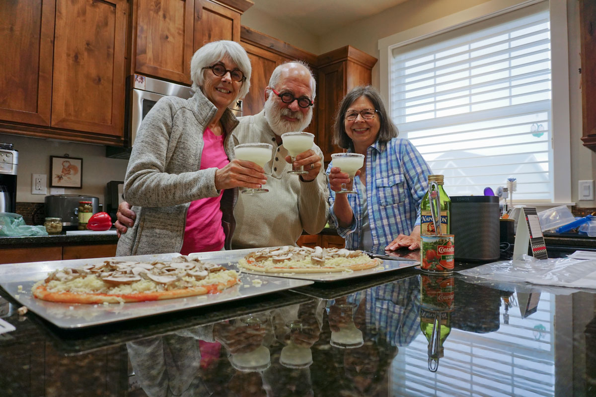 © 2018 Louise Levergneux. Enjoying pizza and margaritas with Dale in Avimor, Idaho. / On savoure de la pizza et des margaritas avec Dale à Avimor, Idaho.