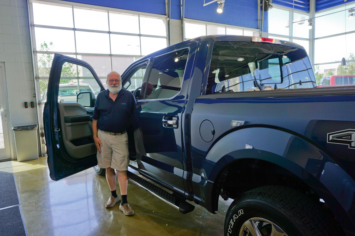 © 2018 Louise Levergneux. Michael with our new F150 at Henry Day Ford, Salt Lake City, Utah. / Michael avec notre nouveau F-150 chez Henry Day Ford, à Salt Lake City, Utah.