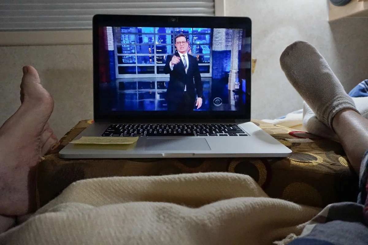 © 2018 Louise Levergneux. Relaxing via Steven Colbert monologue in Congress, Arizona. / On relaxe en biais du monologue de Steven Colbert à Congress, Arizona.