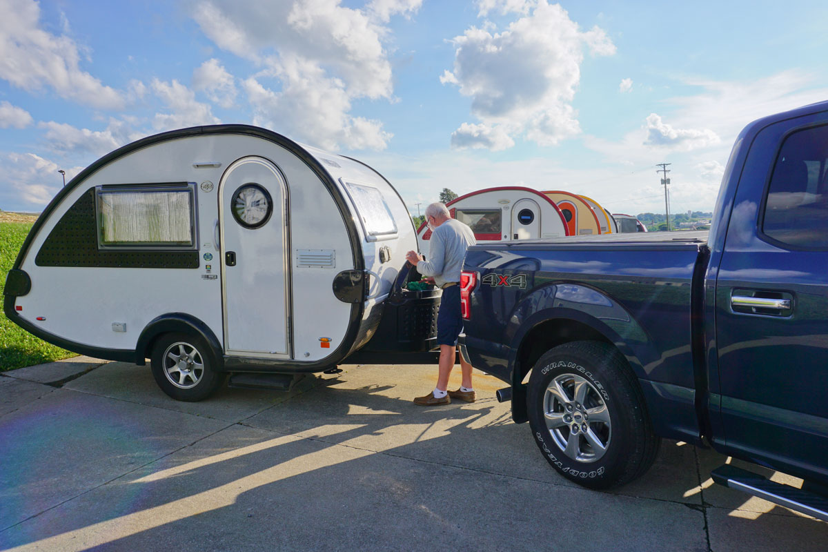 © 2018 Louise Levergneux. Dropping off Putt-Putt for a week of repairs at Nu-Camp in Sugarcreek, Ohio. / On dépose Putt-Putt pour une semaine de réparations à Nu-Camp à Sugarcreek, Ohio.