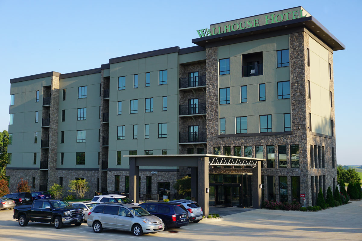 © 2018 Louise Levergneux. Our new digs for a week at Wallhouse Hotel, Walnut Creek, Ohio. / Notre nouveau local pendant une semaine à l’Hotel Wallhouse `Walnut Creek, Ohio.