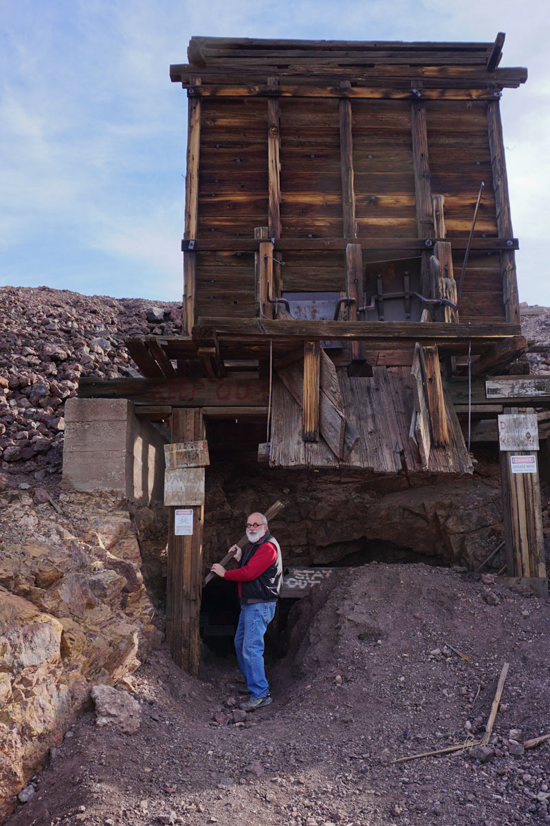 © 2018 Louise Levergneux. Jeep tour with Mary and Rex, Michael at a disused mine in the Sonoran Desert, Arizona. / Un tour de jeep avec Mary et Rex, Michael près d’une mine désaffectée dans le Désert de Sonora en Arizona.