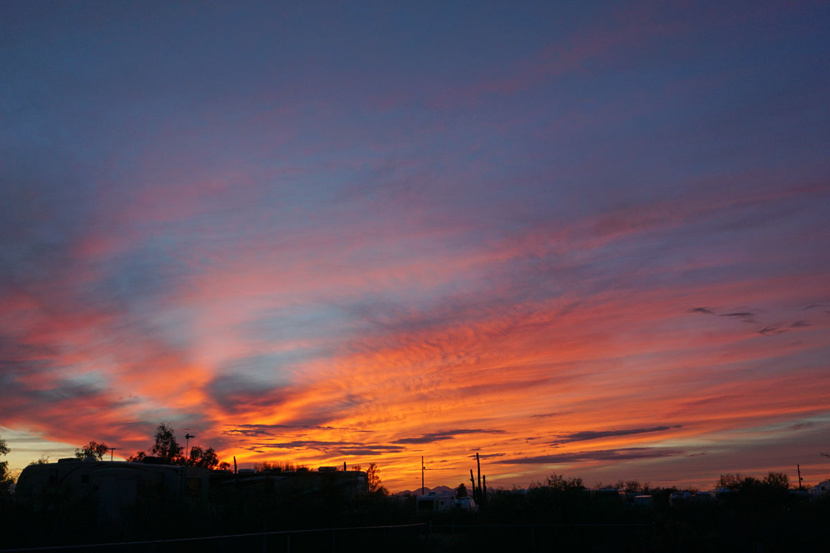 © 2018 Louise Levergneux. Sunset in the Sonoran Desert close to Tucson, Arizona. / Un coucher de soleil dans le Désert de Sonora près de Tucson, Arizona.
