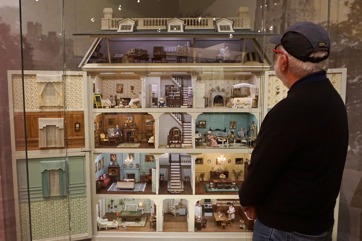 © 2018 Louise Levergneux. Michael at The Mini Time Machine Museum of Miniature. / Michael au musée des miniatures Mini Time Machine.