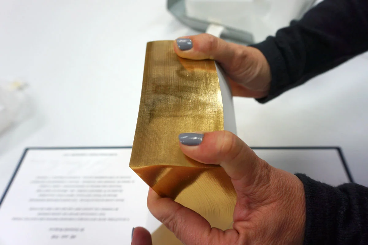© 2019 Louise Levergneux. Kristin demonstrates Ed Ruscha’s artists’ book ME and THE, when the gilt edge of the fore-edge is fanned the another way.
