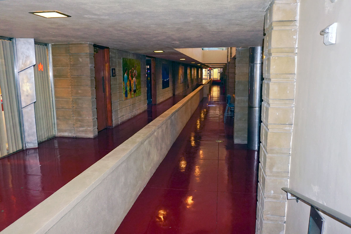 © 2019 Louise Levergneux. The seminar buildings feature skylights and pieces of coloured glass inset in the “textile” block system.