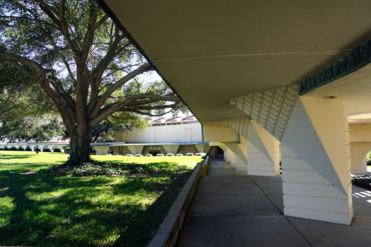 © 2019 Louise Levergneux. The esplanades are trimmed in copper, which Wright used to add its natural green patina to the appearance.