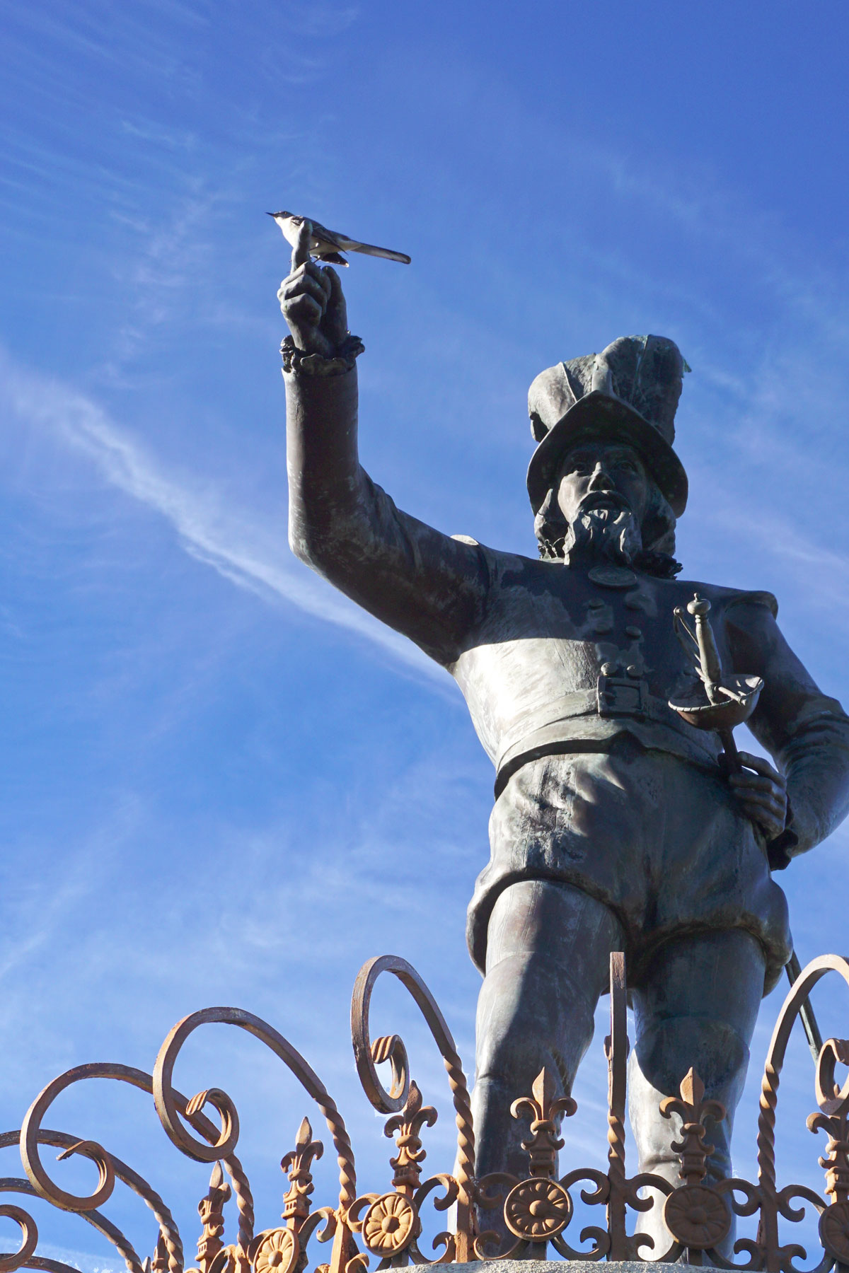 © 2019 Louise Levergneux. Gilchrist Park in the Historic District of Punta Gorda provides sweeping views of the Charlotte Harbor. Historians say the first European to set foot in Punta Gorda in the early 16th century was Ponce de León. This statue was dedicated by Conquistadors for the preservation of the Spanish heritage of Charlotte County and Florida. / Gilchrist Park dans la ville historique de Punta Gorda offre une vue imprenable de Charlotte Harbor. Les historiens disent que le premier Européen à mettre les pieds à Punta Gorda au début du XVIe siècle était Ponce de León. Cette statue a été dédiée par les conquistadors pour la préservation du patrimoine espagnol du comté de Charlotte et de la Floride.