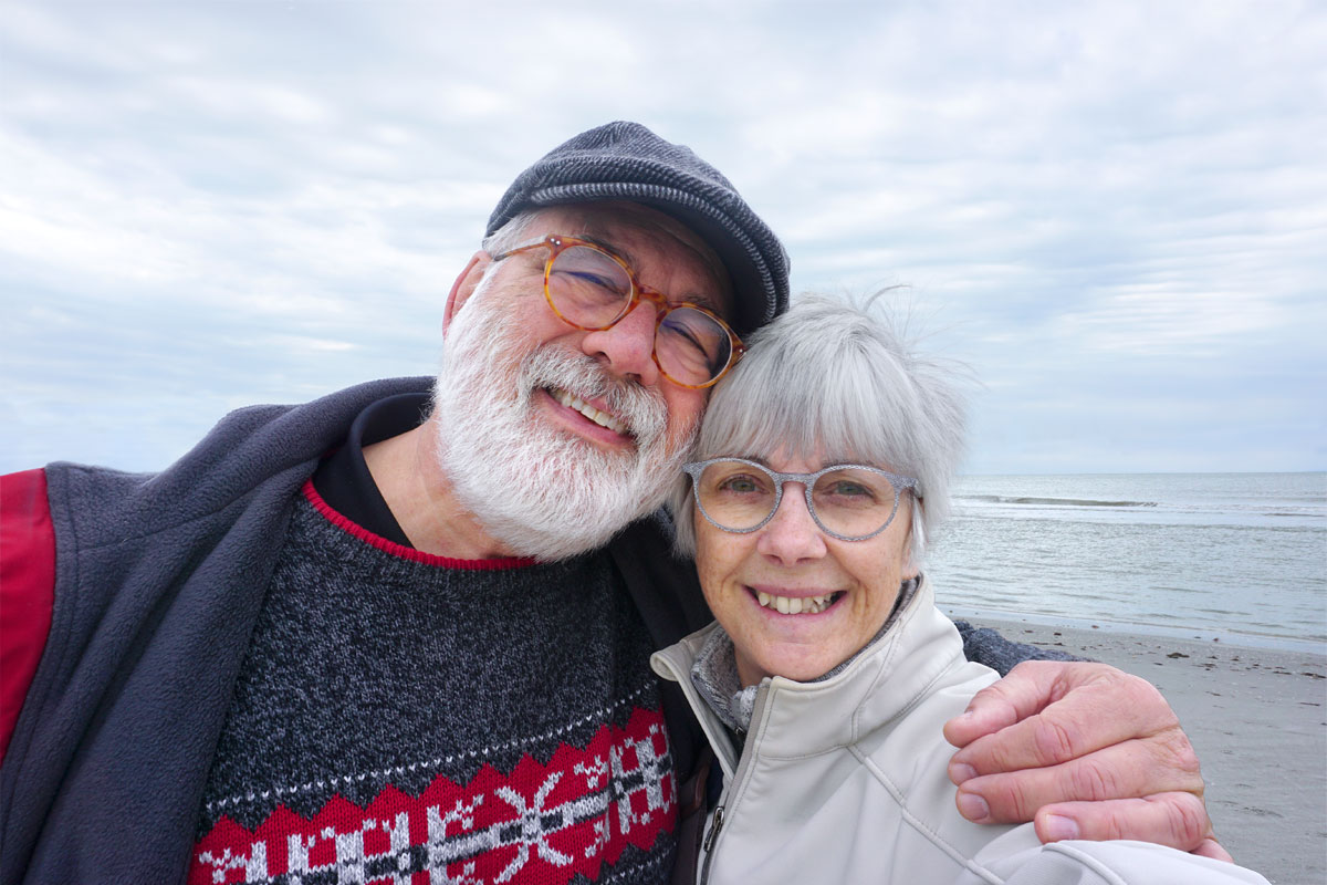© 2019 Louise Levergneux. © 2019 Louise Levergneux. Shivering from the wind and sea breeze on Crescent Beach. / Frissonnant du vent et de la brise de mer sur Crescent Beach.