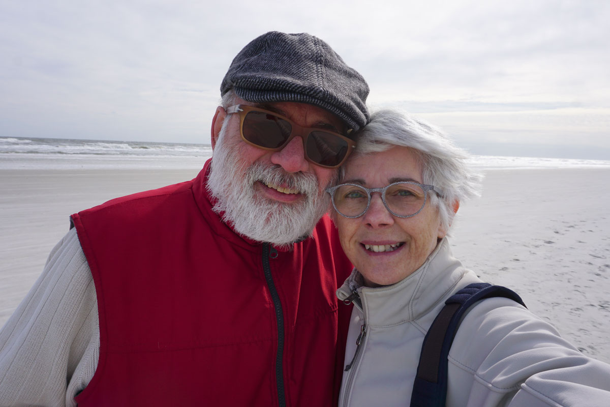 © 2019 Louise Levergneux. Shivering from the wind and sea breeze on Crescent Beach. / Frissonnant du vent et de la brise de mer sur Crescent Beach.