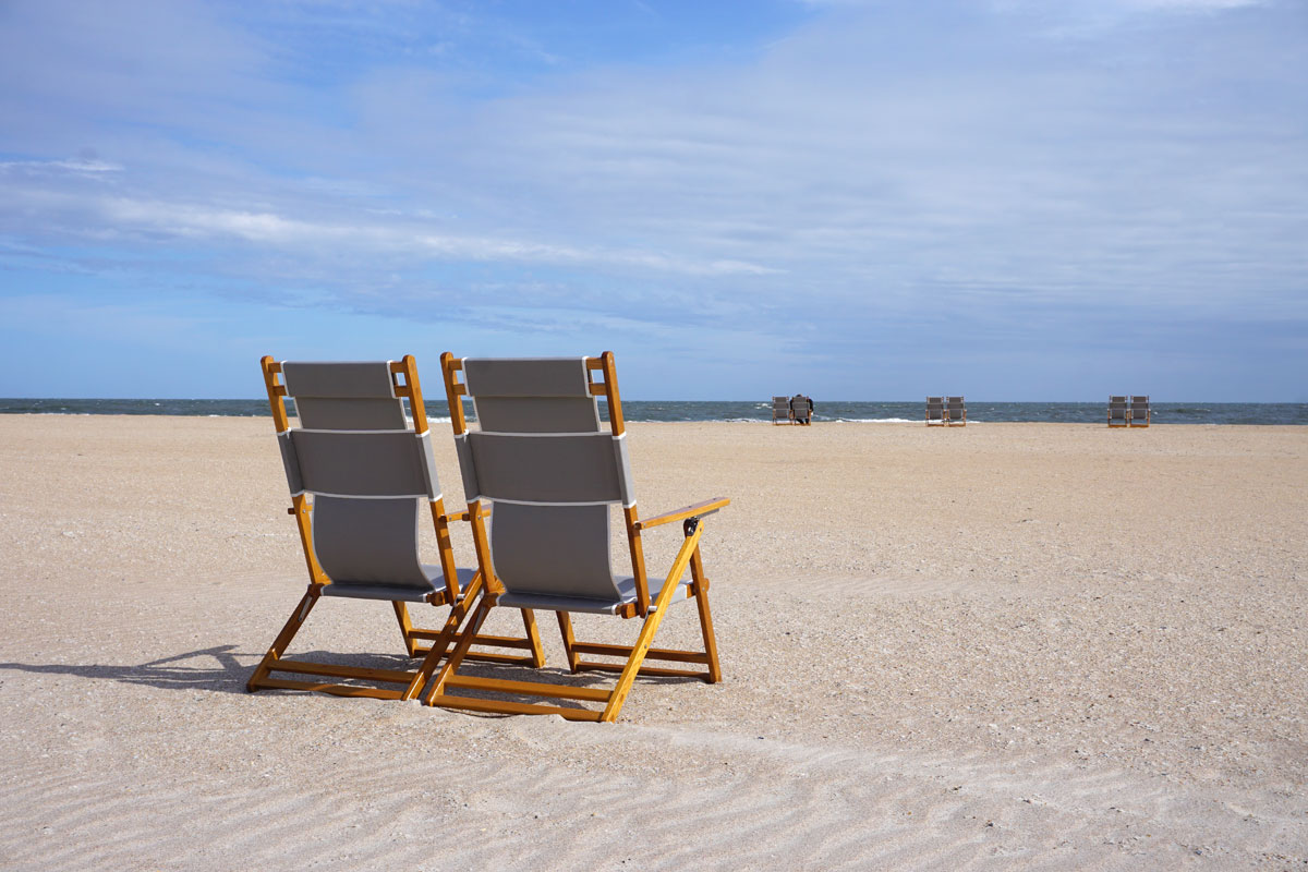 © 2019 Louise Levergneux. St Augustine Beach at the Embassy Suite by Hilton on A1A. / La plage St Augustine à l'Embassy Suite by Hilton sur la route A1A.