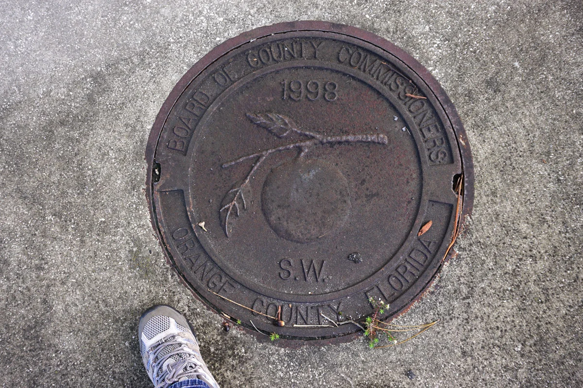 © 2018 Louise Levergneux. Manhole cover in Orlando, Florida.