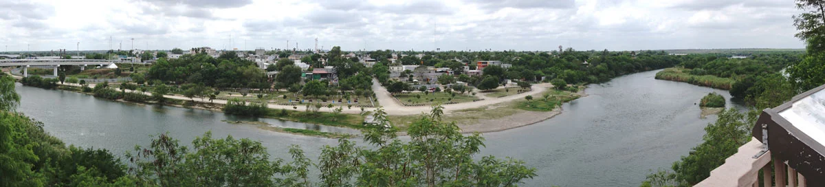 © 2019 Louise Levergneux. View of the Rio Grande River and Ciudad Miguel Alemán in Tamaulipas, Mexico from Roma, Texas. / Vue de la rivière Rio Grande et de Ciudad Miguel Alemán à Tamaulipas, au Mexique, de Roma, au Texas.