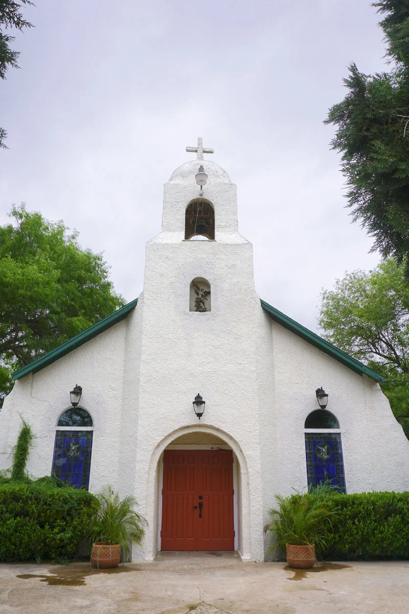 © 2019 Louise Levergneux. The Catholic Church of Saint Miguel Archangel in Los Ebanos. / La petite Église catholique de Saint Miguel Archange à Los Ebanos.