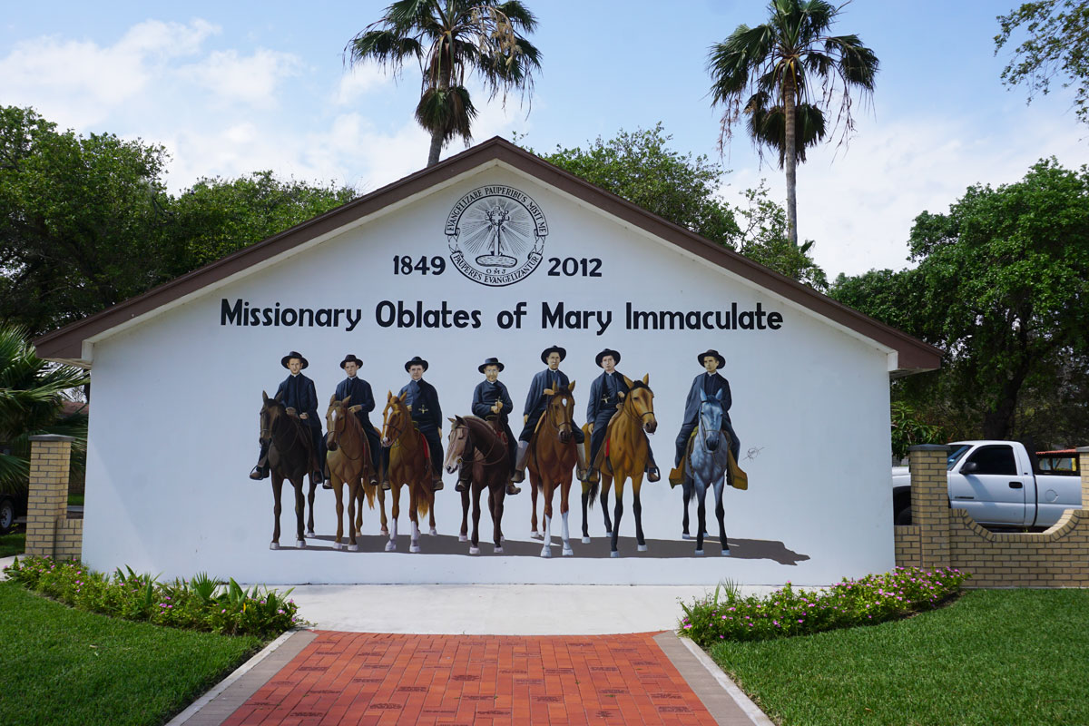 © 2019 Louise Levergneux. In 1849, the Oblates Fathers of Mary Immaculate climbed off a boat to begin their long service to this seaside community of Port Isabel. On horseback, the missionary priests and brothers spread the Catholic faith and established missions and schools across the Rio Grande Valley and Texas and continued as far north as Canada. / En 1849, les Pères Oblats de Marie Immaculée ont descendu d'un bateau et débutent leur long service dans la communauté côtière à Port Isabel. À cheval, les prêtres et les frères missionnaires répandent la religion catholique et construisent des missions et des écoles dans la vallée du Rio Grande, au Texas, puis au Canada.