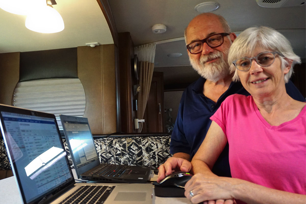 © 2019 Louise Levergneux. Oh! En passant, we started to do “for real” our income tax reports. / Oh ! En passant, nous commençons à préparer « vraiment » nos rapports d'impôt sur le revenu.