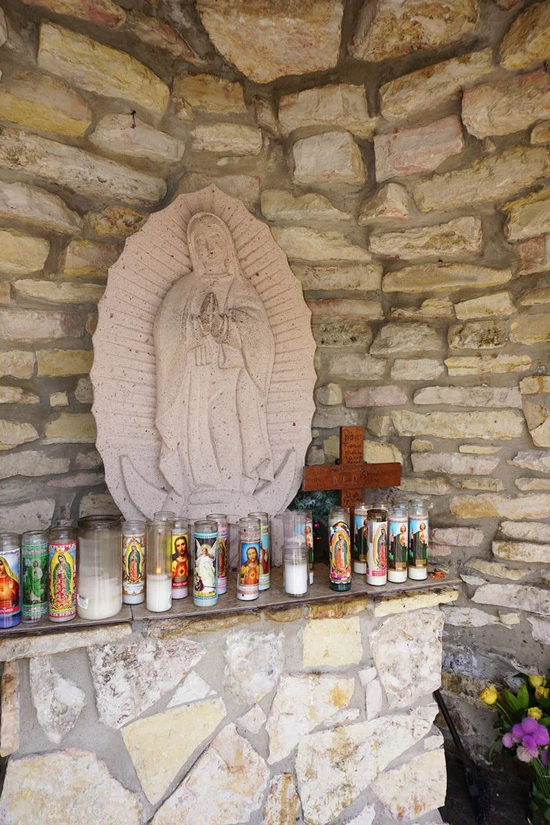 © 2019 Louise Levergneux. A Guadelupe grotto outside Our Lady Star of the Sea Church in Port Isabel. / Une grotte de la Guadeloupe à l'extérieur de l'église Notre Dame de l'étoile de la mer à Port Isabel.