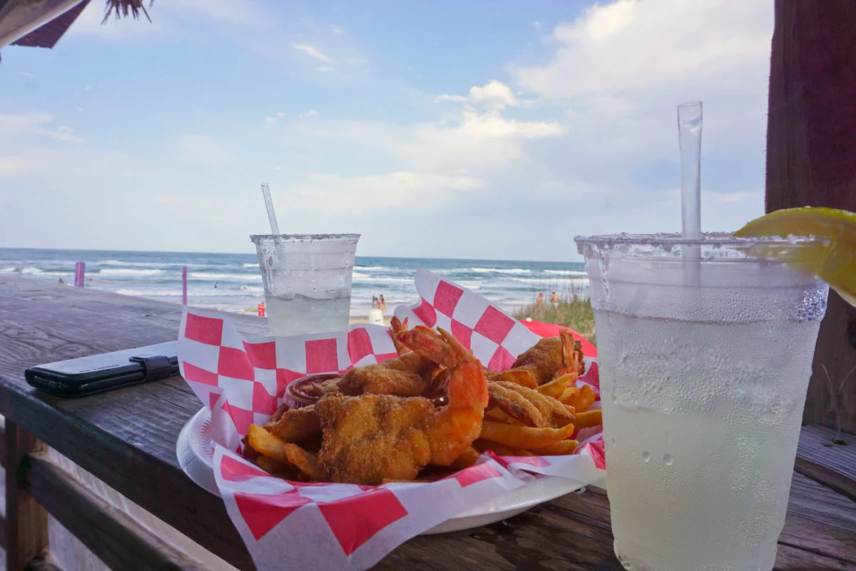 © 2019 Louise Levergneux. We stopped to relax along the Bluewater Circle Beach at the Wanna Wanna Inn Grill to enjoy some shrimps, fries, and margaritas. / On arrête pour nous détendre le long de la plage Bluewater Circle au Wanna Wanna Inn Grill afin de déguster des crevettes, des frites et des margaritas.