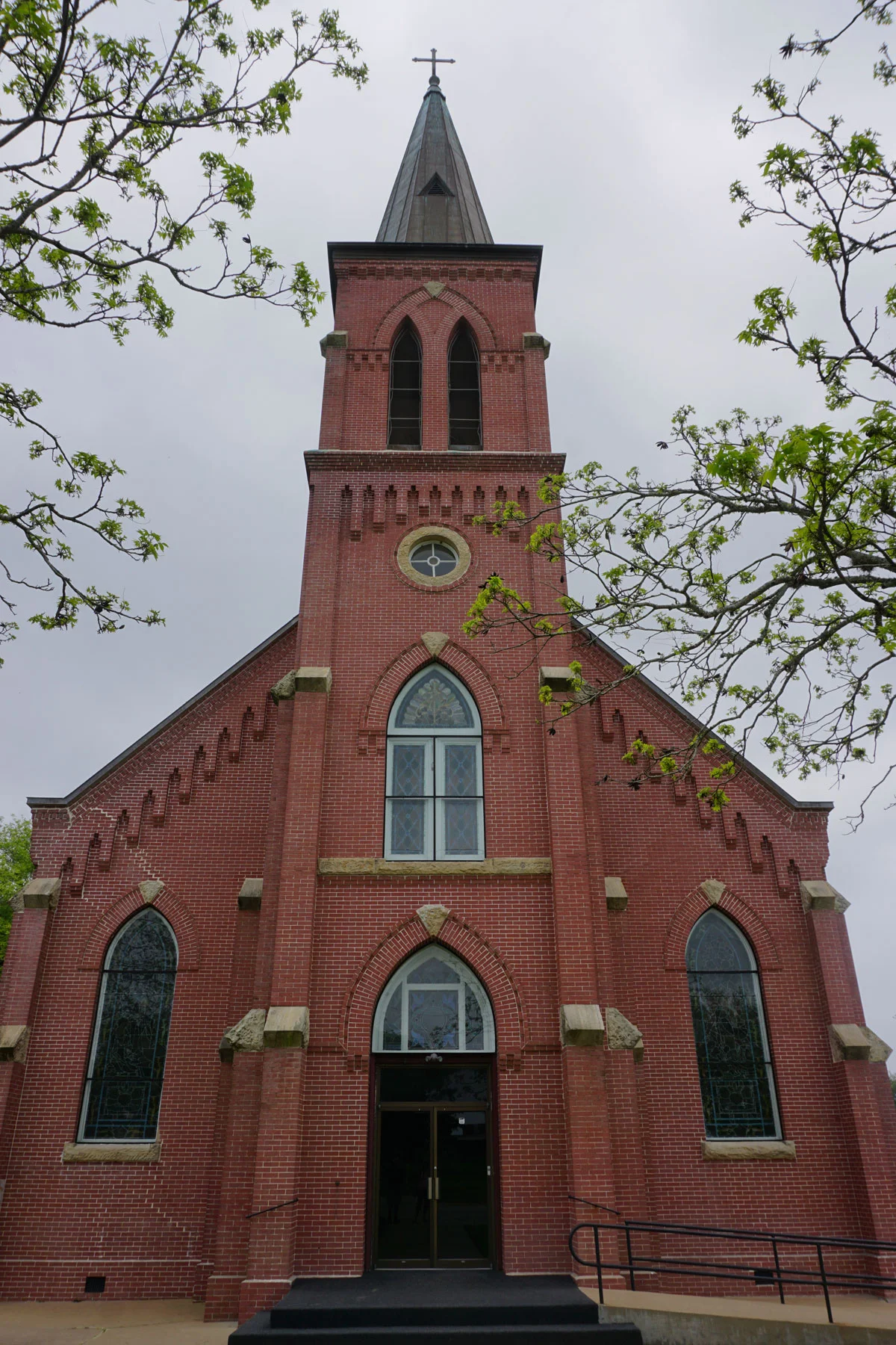 © 2019 Louise Levergneux. St. Mary’s Catholic Church referred to as the “Queen of the Painted Churches” located in High Hill. The height of the steeple is about 54 m (175’). / L’Église catholique St. Mary’s, surnommée la « reine des églises peintes », située à High Hill. La hauteur du clocher est d'environ 54 m.