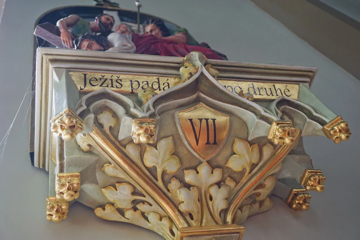 © 2019 Louise Levergneux. A detail of one of the Stations of the Cross sculpted friezes from St. Mary's Church. / Détail d'une des frises sculptées représentant le Chemin de la Croix de l'Église Sainte Marie.