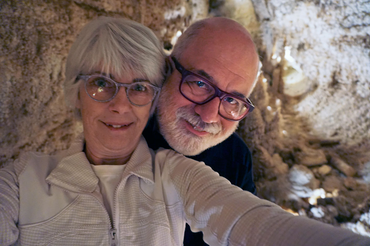 © 2019 Louise Levergneux. Enjoying exploring the Caverns of Sonora. / On profite l’exploration des cavernes de Sonora.