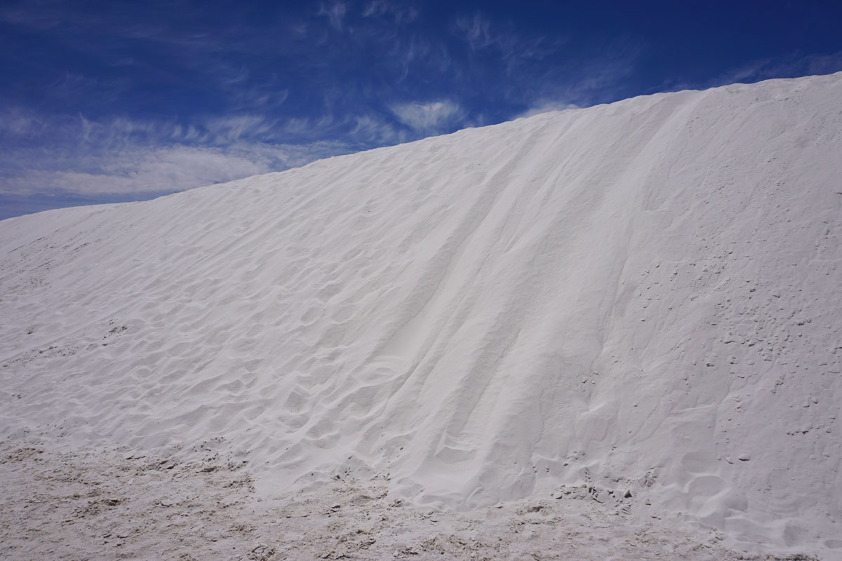 © 2019 Louise Levergneux. A gorgeous blue sky with a glaring sun caused the sand to glisten in White Sands. / Un ciel bleu magnifique avec un soleil éblouissant fait briller le sable à White Sands.