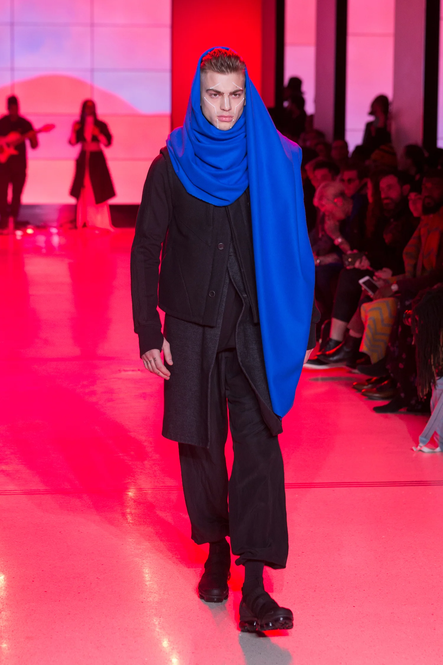 LOOK 21 ARC Oversize Scarf / Azure Blue ARC Ascent Jacket / Black ARC Long Vest / Grey Flannel ARC Long Sleeve Tee / Black ARC Chrysalis Pant / Black Nike Air VaporMax Utility
