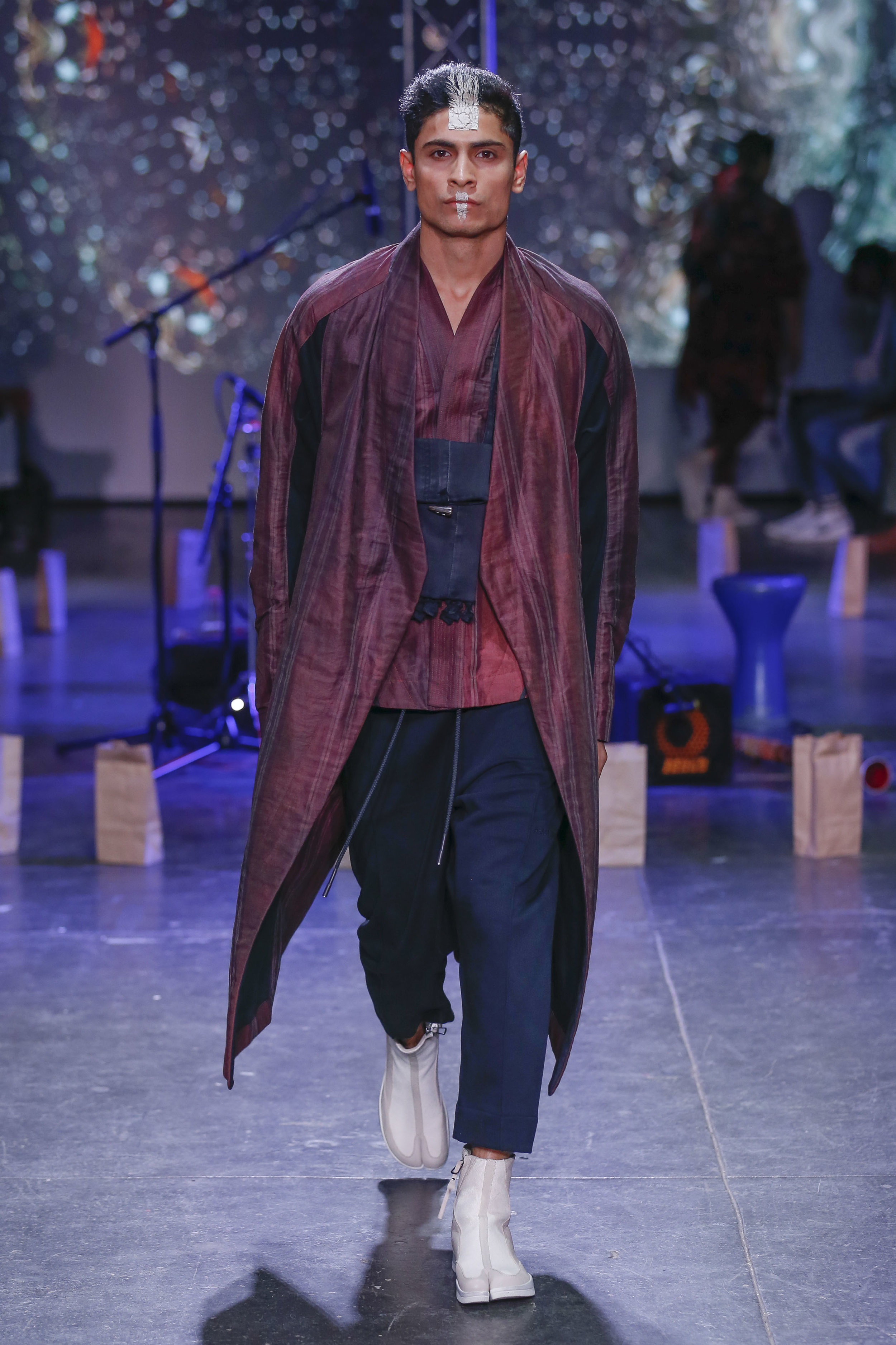  LOOK 15   ARC Phantom Coat  / Maroon Stripe   ARC Desert Shirt  / Maroon Stripe   ARC Atlas Pant  / Black   ARC Shoulder Bag  (Worn on Neck)   ARC Apollo Tabi Boot  