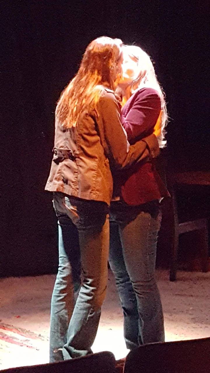 Stop Kiss