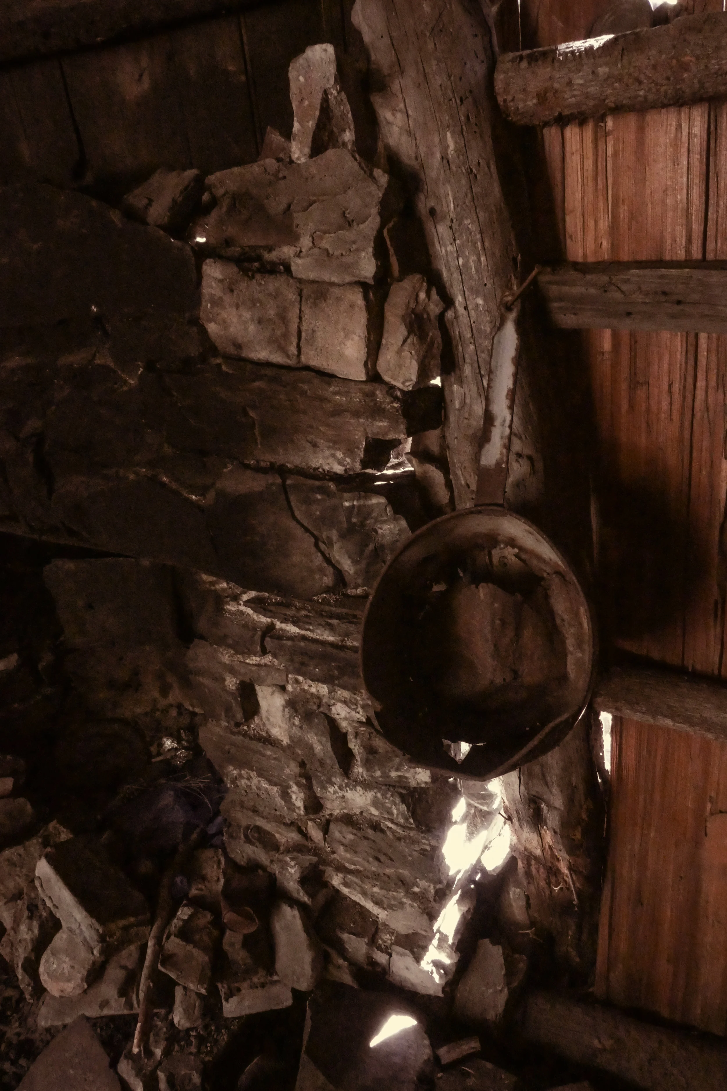 Pots and pans are still here in the cabin. 