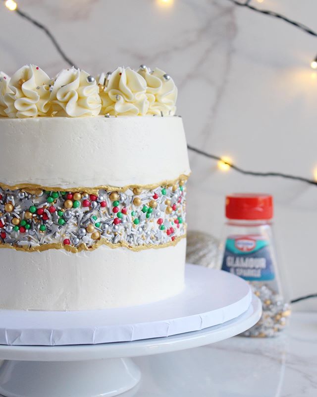 AD | What do you think of this festive faultline? It was my first attempt at a faultline cake, but I used a @droetkerbakes video to help perfect this technique with a mix of their Glamour &amp; Sparkle and Bright &amp; Bold sprinkles - I love how it 