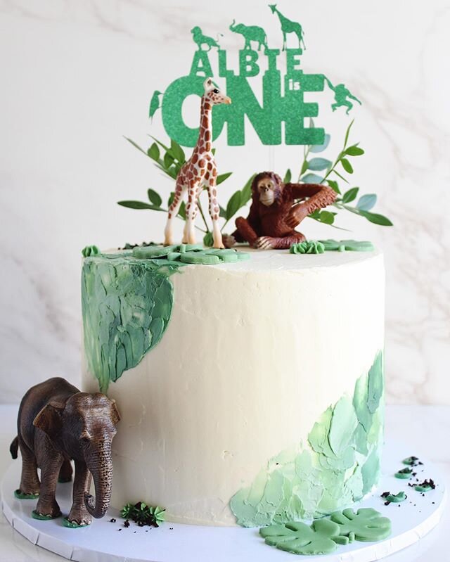 Just LOVED making this birthday cake for my friend&rsquo;s lovely little boy who turned ONE last week 💛 This was a chocolate fudge sponge cake filled with caramel sauce 👶🏼👑