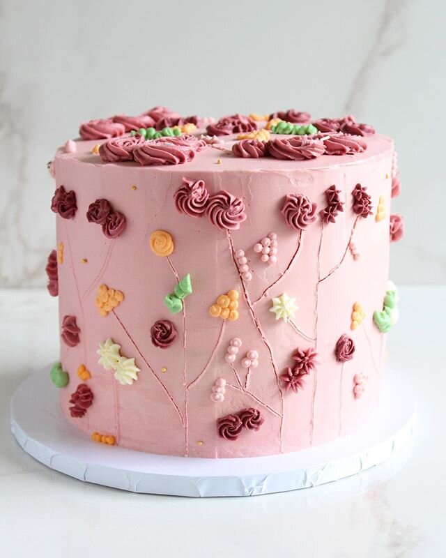 Ahh, the last cake I baked with eggs...😅 I was asked by my friend to make a cake to celebrate her lovely mum&rsquo;s 60th last weekend🍾 I wanted to do something pretty and spring-like so decided to have a go at an @aliceandrosa inspired design - so
