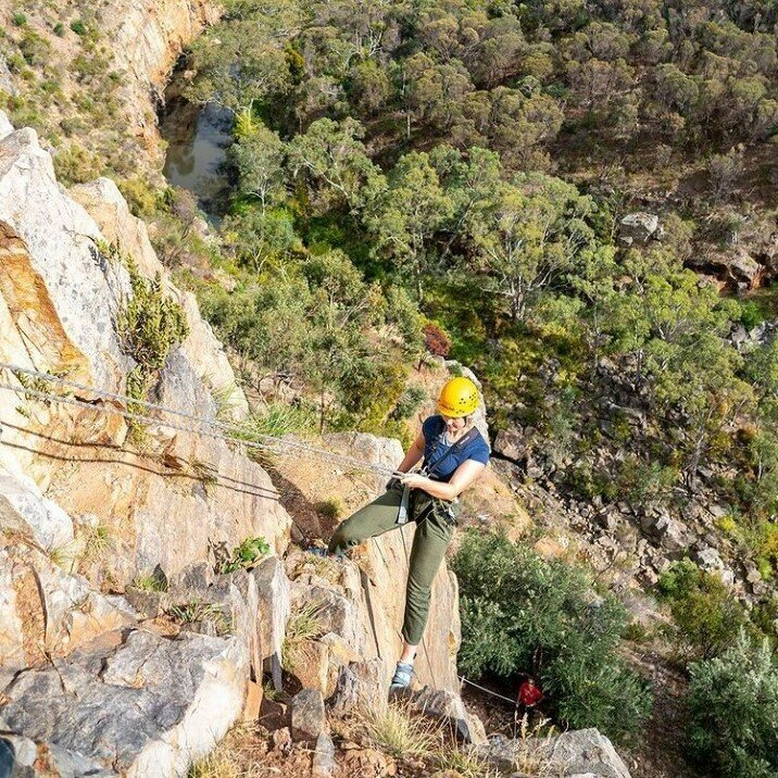 Just another day in paradise! The Onkaparinga River National Park is a hidden gem in the heart of Adelaide.🧗🥾 You'll have stunning views while rock climbing or kayaking with earthadventureaus which offers a remarkable experience for those who prefe
