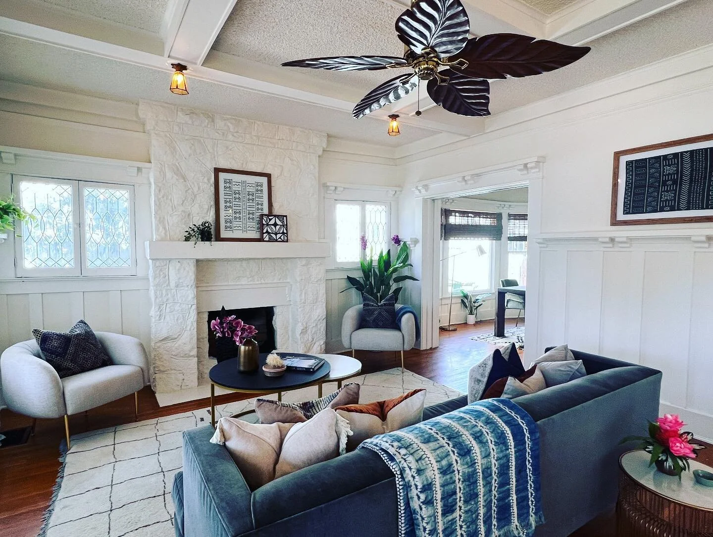 🐆Open House🐆  Sat&amp;Sun 2-5.  1908 Craftsman, period features intact.  Jefferson Park HPOZ. 

3 bed, 1 bath
PLUS Studio apartment over 3 car garage
PLUS bonus space w/ bath List price $1,099,000!  DM if you have any questions and want to see it! 