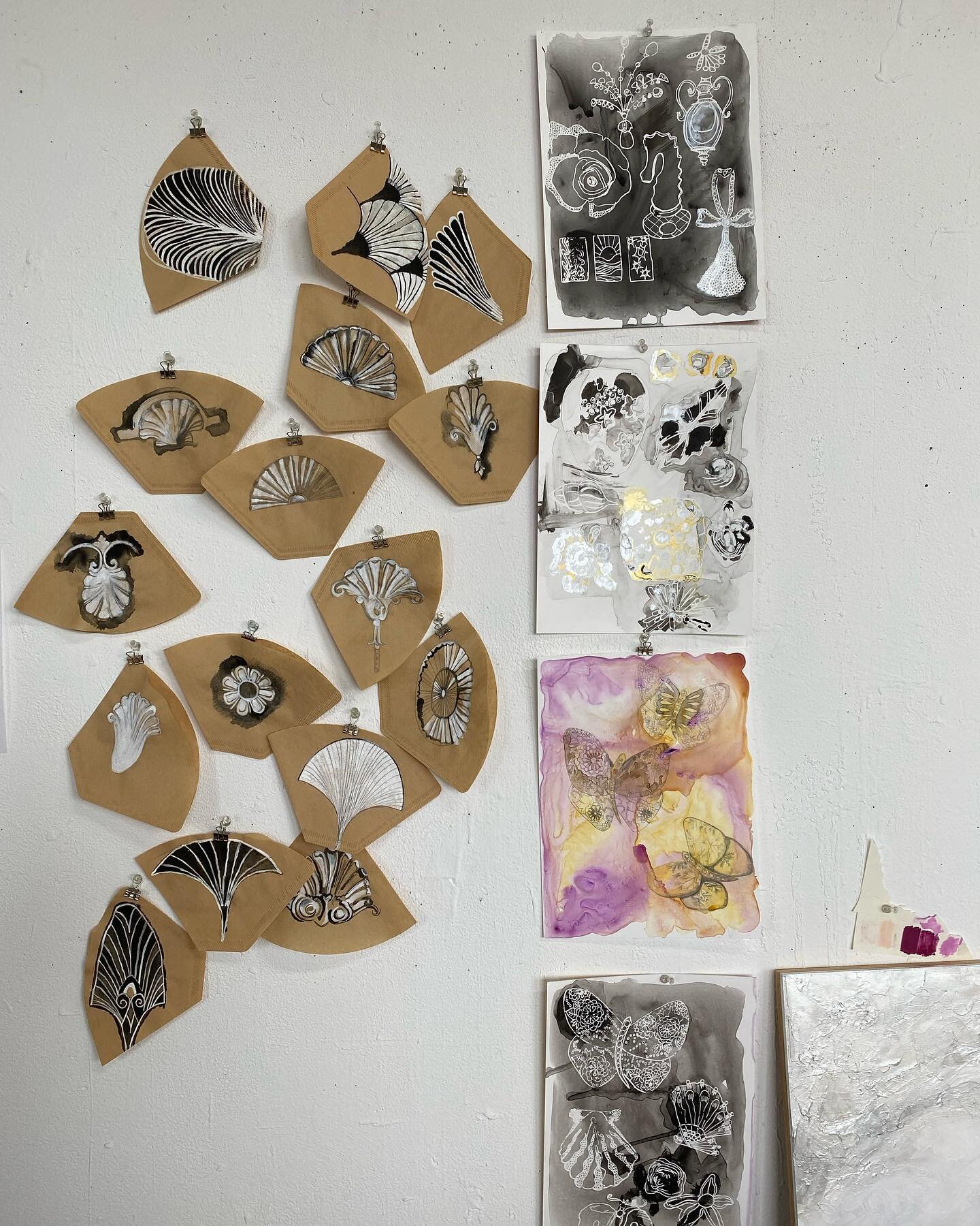 Projects in progress around the studio this week&hellip;
1. Warm ups with ink on coffee filters ☕️
2. New still life collage on panel in progress 🏺
3. Acrylic paint peels in a custom color scheme for a commission.

#pgh #pghcreative #pghartist #pitt