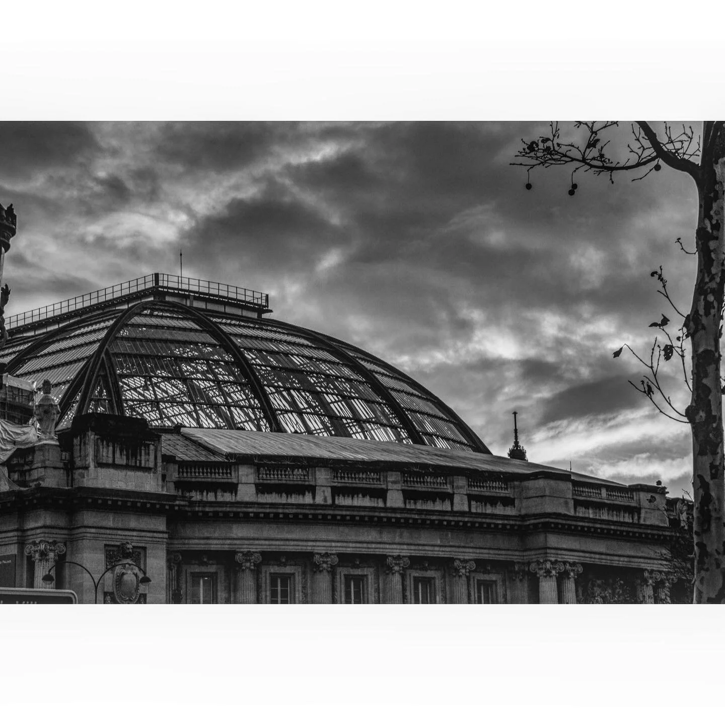 sunset
.
.
.

#street #magnumphotos #life_is_street #thinkverylittle #reframedmag #eyeshotmag #life_is_scene #capturestreets #photocinematica #minimalzine #bw #bnw #blackandwhite #bnw_demand #streetbw
#bnw_artstyle #paris #france #sunset #clouds