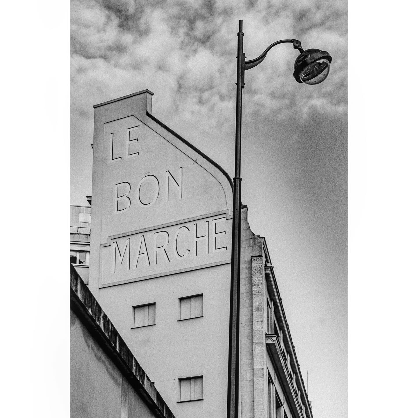 le bon marche
.
.
.

#street #magnumphotos #life_is_street #thinkverylittle #reframedmag #eyeshotmag #life_is_scene #capturestreets #photocinematica #minimalzine #bw #bnw #blackandwhite #bnw_demand #streetbw
#bnw_artstyle #paris #france