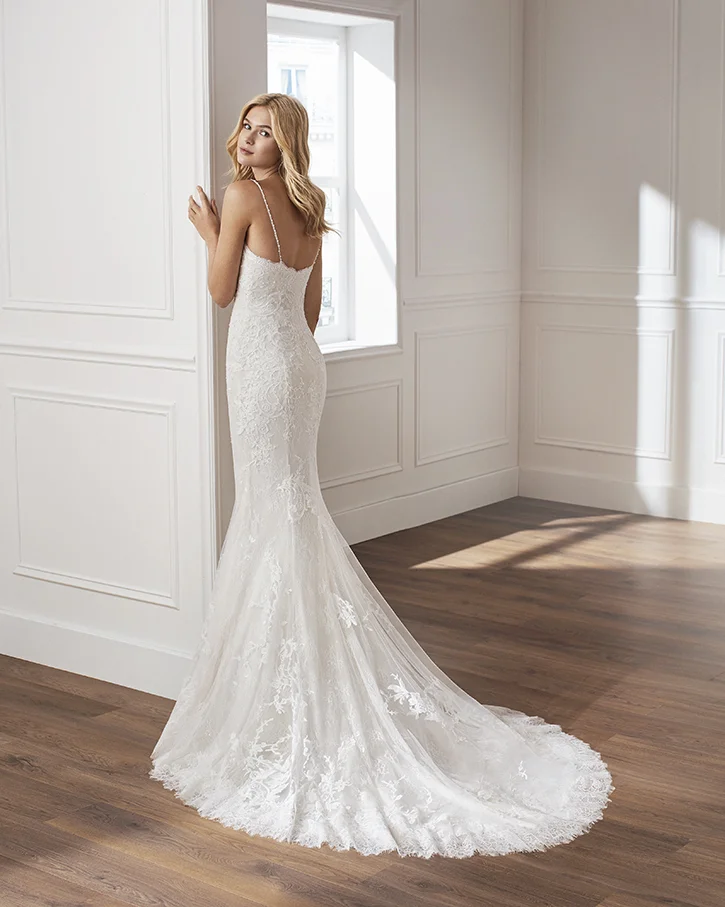 Luna Novias Mermaid-style lace wedding dress. Sweetheart neckline, beaded straps and appliquéd skirt