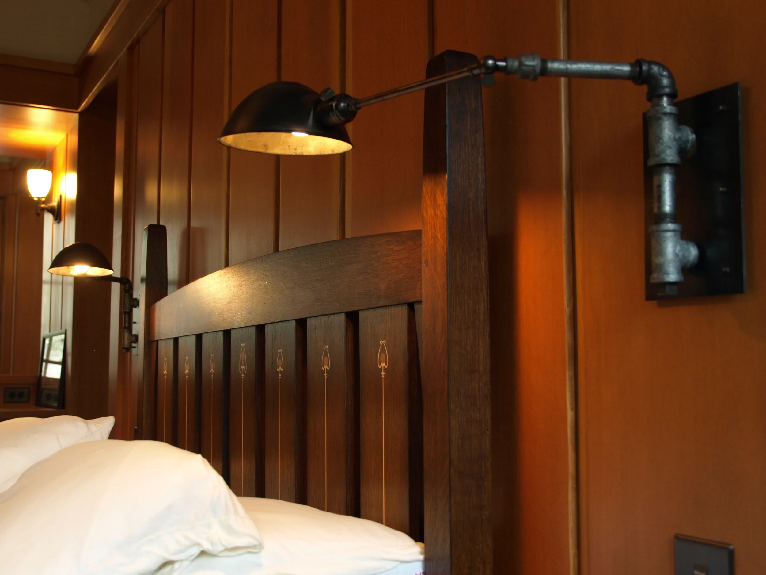 Bedside dimmable reading lamps/ Mark Becker Architects